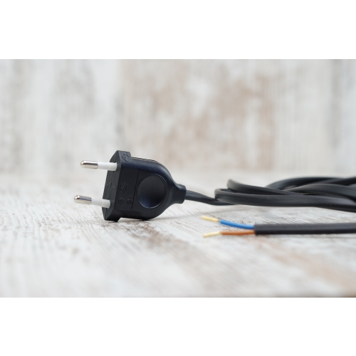 czarny kabel z wtyczką i wyłącznikiem